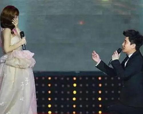 男子求婚明星,男子浪漫求婚明星的甜蜜瞬间