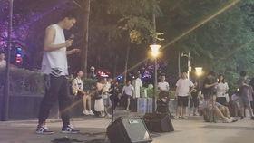 无锡路边唱歌的网红男的,网红男街头演唱引围观
