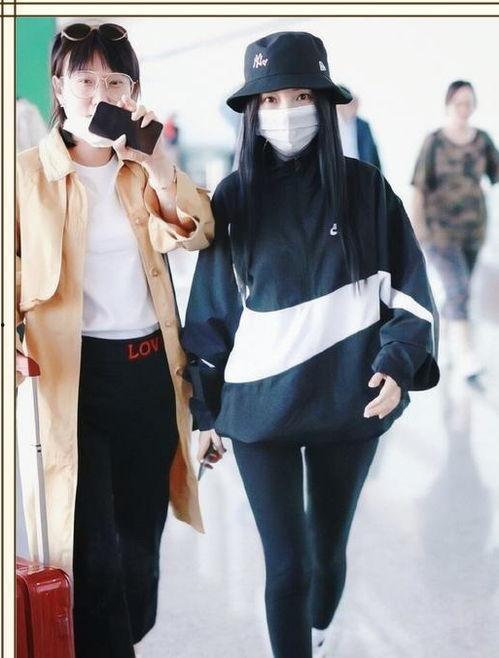 网红少女背带裤照片,网红少女演绎复古背带裤风采